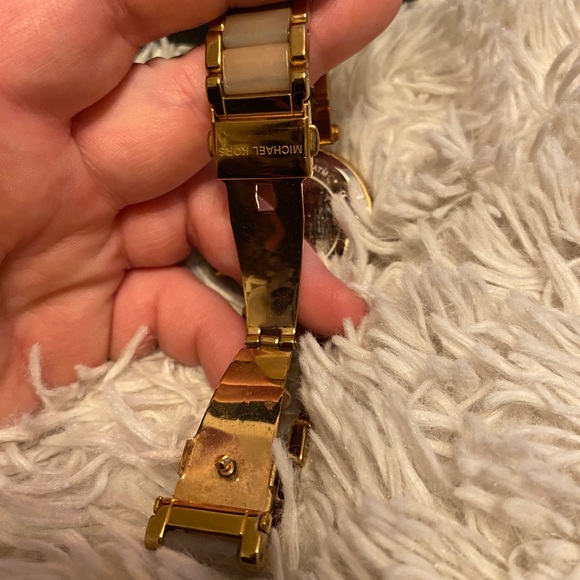 Michael Kors rose gold watch - Picture 3 of 5